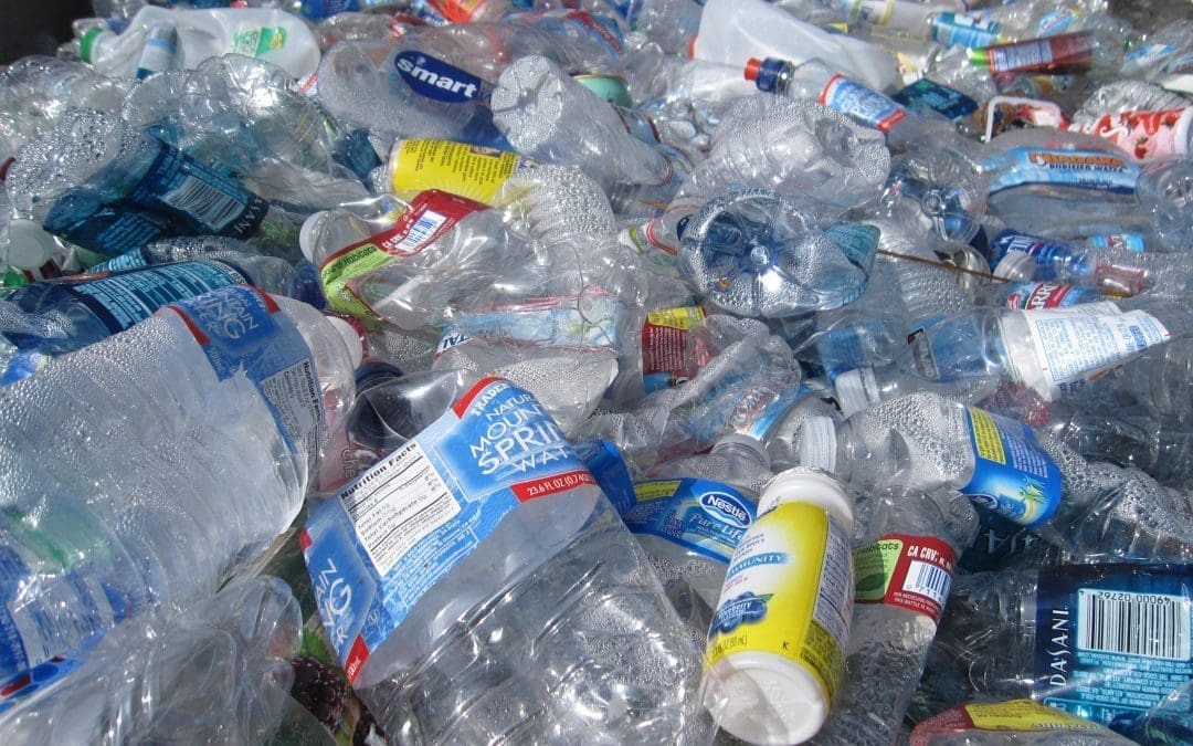 Plastique dans l&rsquo;eau: des embouteilleurs ont-ils été insouciants?